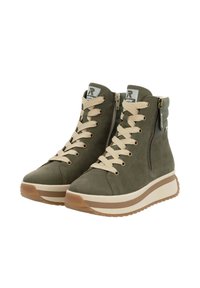 Baskets montantes vert olive en cuir suédé avec lacets beiges, zips latéraux, semelle intermédiaire blanche et semelle extérieure en caoutchouc texturé.