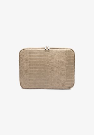 Beige Laptop-Hülle mit Krokodilstruktur, abgerundeten Ecken und zwei silbernen Reißverschluss-Zippern oben, vor einem weißen Hintergrund dargestellt.