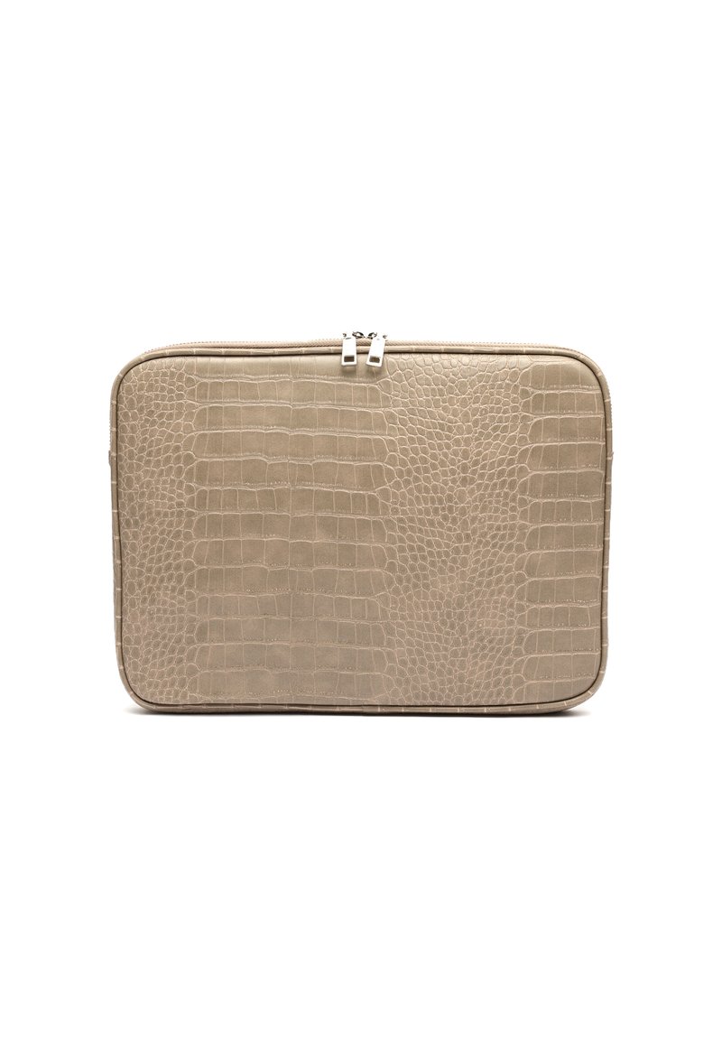 Beige laptop sleeve med krokodille tekstur, afrundede hjørner og dobbelte sølv lynlås træk på toppen, vist mod en hvid baggrund.