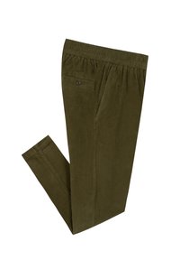 Olijfgroene corduroy broek met elastische tailleband, zijzakken en één knoopzak aan de achterkant, opgevouwen met één been gekruist.