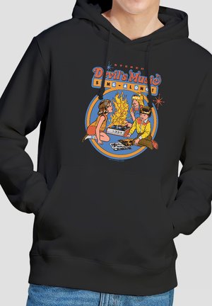 Drei Kinder sitzen um ein brennendes Radio mit Schallplatten, Text "Devil's Music Sing-Along!" auf der Vorderseite eines schwarzen Kapuzenpullovers.