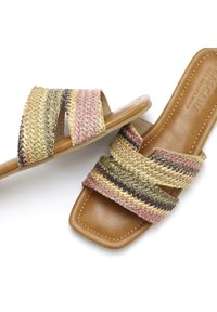 Sandales tissées dans des tons de rose, jaune et vert avec des brides croisées, présentant un orteil carré arrondi et une semelle intérieure en cuir marron lisse.