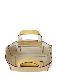 Lædertaske i beige og gul. Har en lynlåslomme, to håndtag og et dekorativt perforeret logo. Glat indvendig finish.