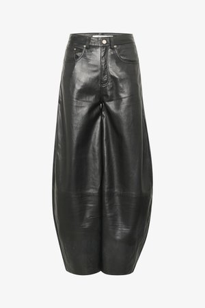 Pantalones de piel negros de pierna ancha con una textura suave, bolsillos frontales y una cintura alta. Presenta costuras visibles y un cierre con botón.