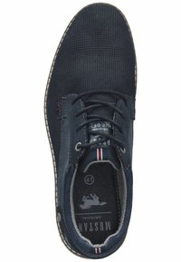 Scarpa in pelle perforata blu navy con cuciture contrastanti bianche e rosse, lacci tondi e suola in gomma. Presenta il logo sulla soletta.