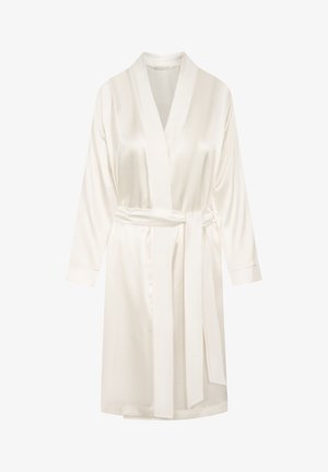 Robe en satin crème avec col châle, manches longues et ceinture assortie. Présente des fentes latérales pour faciliter les mouvements et une texture douce.