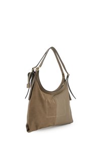 Sac à main en daim brun avec une forme courbée, un panneau en cuir plus clair contrastant et des poignées doubles. Présente des coutures visibles et des accents de fermeture éclair.