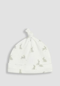 Weißer Stoff-Babymütze mit einem Knoten oben, ausgestattet mit einem grauen Hasenmuster und einem weichen Bündchen am unteren Ende. Aus Baumwollmaterial mit glatter Textur.