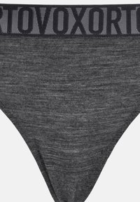 Dunkelgrauer String mit glatter Textur, ausgestattet mit einem schwarzen elastischen Bund, der ein wiederholtes Textmuster zur Markenkennzeichnung zeigt.