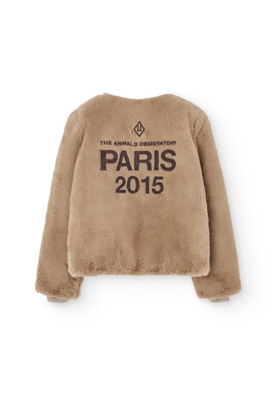 Brun faux fur jakke med rund halsudskæring, trykt tekst "THE ANIMALS OBSERVATORY PARIS 2015" i mørkebrun på ryggen. Blød tekstur.