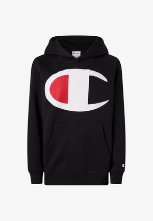 Zwarte hoodie met groot wit en rood Champion-logo op de voorkant en klein logo op de linker mouwboord, met een voorkantzak en capuchon.