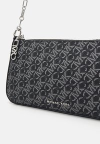 MICHAEL Michael Kors EMPIRE CHAIN POUCHETTE - Kabelka - black/silver