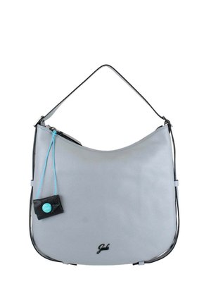Borsa a tracolla in pelle grigio chiaro con rifiniture nere, logo nero nella parte inferiore e una piccola pochette nera con cordoncino blu attaccata vicino alla cerniera.