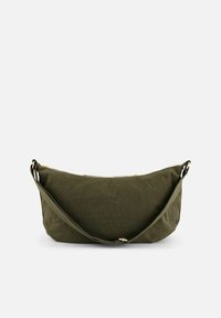 Sac à bandoulière vert olive en tissu texturé, avec une forme courbée et une longue sangle ajustable. Détails en métal doré.