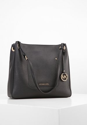 Czarna skórzana torebka o strukturalnym designie, z złotymi akcentami, okrągłym logo oraz jedną rączką na ramię.