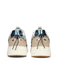 Vista posteriore di scarpe da ginnastica sportive con una tomaia blu metallico, dettagli beige, lacci neri e bianchi, e una suola in schiuma bianca.