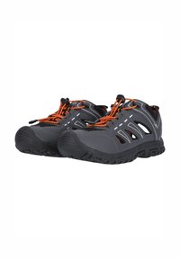 Szare buty outdoorowe z czarnymi podeszwami, pomarańczowymi sznurówkami, bocznymi wentylacyjnymi wcięciami i odblaskowymi akcentami. Wykonane z trwałego materiału syntetycznego.