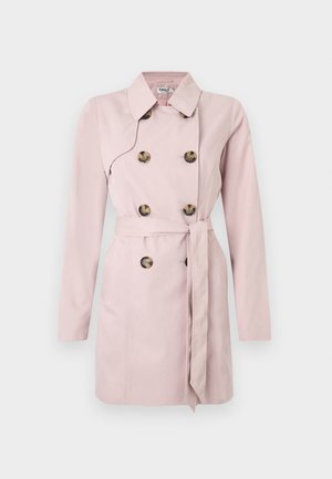 Lys rosa trenchcoat med lange ermer, dobbelspent front, store brune knapper, og et matchende belte i midjen. Glatt stofftekstur.