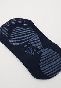 Calzino blu navy alla caviglia con motivo di presa in gomma che ricorda un'impronta, caratterizzato da strisce in rilievo e dettagli del marchio e della taglia stampati.