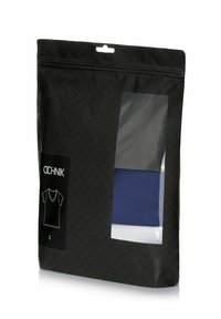 Czarne opakowanie z przezroczystym oknem, przez które widać złożoną granatową odzież. Zawiera grafikę t-shirtu oraz metkę rozmiaru "S."