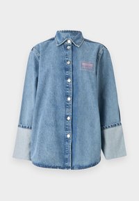 Gaiši zils džinsi krekls ar pogām priekšpusē, norādītu apkakli un izšūtu rozā "Moschino Jeans" logotipu kreisajā krūtīs.