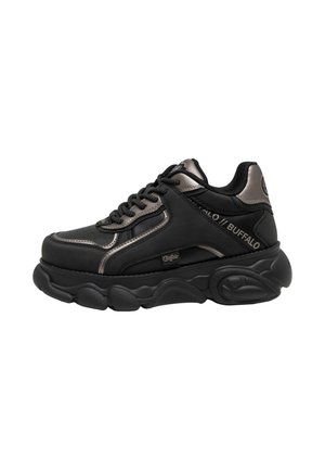 Sneaker nera massiccia con dettagli metallici, suola spessa e testurizzata, lacci neri e marchio "Buffalo" sul lato.