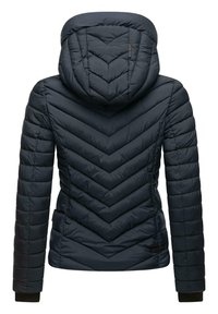 Marineblauwe pufferjack met een chevron-gestikt patroon, capuchon en ribgebreide manchetten. Heeft een gladde, gewatteerde textuur en ritszakken aan de zijkant.