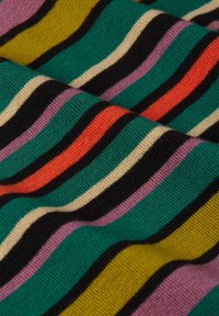 Tessuto a righe con colori alternati: verde, nero, giallo, viola e arancione. Texture morbida con motivo a maglia e design ondulato.