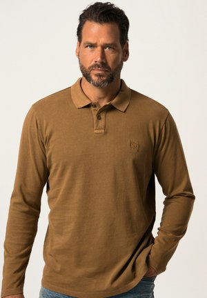 Brown katoenen polo met lange mouwen, voorzien van een drie-knops sluiting, textuurstof en een klein logo-accent op de linkerkant van de borst.