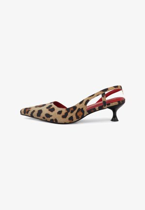 Tacchi slingback con stampa leopardata e punta affusolata, caratterizzati da un tacco testurizzato nero, interno rosso e un design aperto sulla schiena.