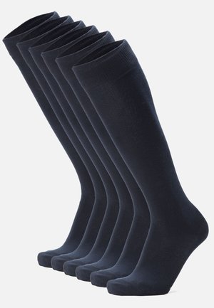 Marineblaue kniehohe Socken, in einer Reihe präsentiert, aus glattem Material mit gleichmäßiger Textur und verstärktem Zehenbereich.