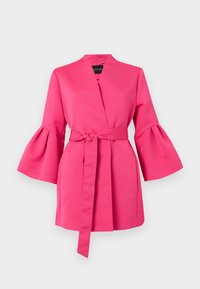 Heldere roze wikkeljurk met brede klokmouwen en een bijpassende tailleceintuur op een effen achtergrond.