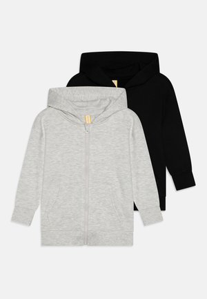 Zwei Kapuzenpullover: einer grau mit einem Frontreißverschluss und Taschen, der andere schwarz, beide aus weichem Material. Einfaches, klassisches Design, gerippte Bündchen.