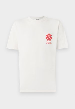 Weißes Baumwoll-T-Shirt mit einem roten grafischen Blumenmuster auf der linken Brust und dem Text "the new originals" darunter. Kurze Ärmel, Rundhalsausschnitt.