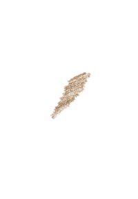 Traccia di una matita per trucco dorata, texture morbida, forma irregolare, con una finitura scintillante su uno sfondo bianco.