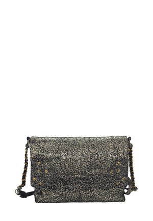 Sac à épaule rectangulaire texturé noir et blanc avec un rabat, des accents de clous dorés et une bandoulière en chaîne.