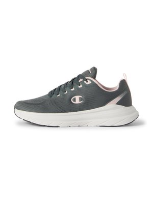 Zapatilla deportiva gris oscuro con suela blanca, forro interior rosa, cordones y logo de Champion en el lateral, vista desde el exterior.