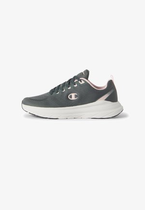 Zapatilla deportiva gris oscuro con suela blanca, forro interior rosa, cordones y logo de Champion en el lateral, vista desde el exterior.