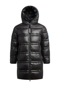 Chaqueta de plumas negra con un acabado brillante, capucha, patrón de acolchado horizontal, cremallera frontal y dos bolsillos laterales. Acento azul en la manga izquierda.