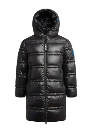 Giacca puffa nera con finitura lucida, cappuccio, motivo a righe orizzontali, zip frontale e due tasche laterali. Dettaglio blu sul maniche sinistro.