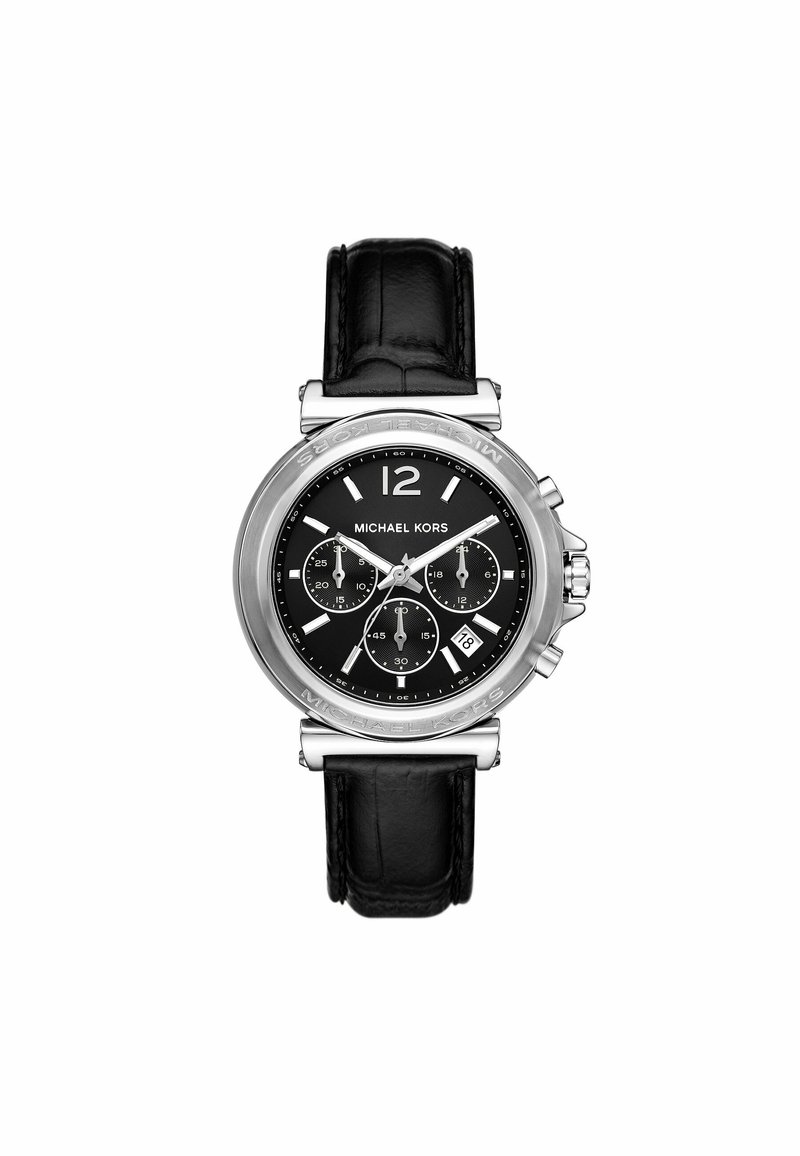 Reloj cronógrafo con una caja redonda de acero plateado, esfera negra, índices plateados y una correa de piel negra. Las características incluyen una pantalla de fecha y pulsadores.