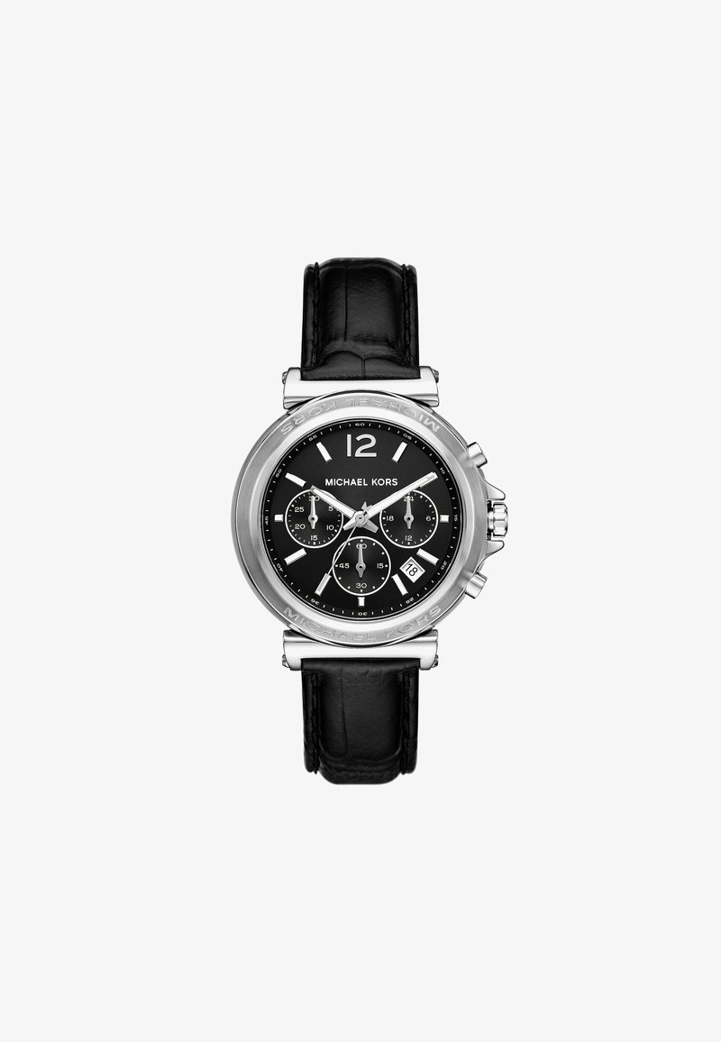 Reloj cronógrafo con una caja redonda de acero plateado, esfera negra, índices plateados y una correa de piel negra. Las características incluyen una pantalla de fecha y pulsadores.