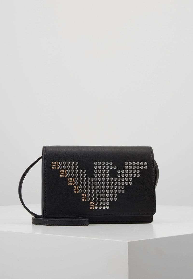 Černá obdélníková crossbody taška se stříbrnými a zlatými kulatými hroty vytvářejícími geometrický vzor ve tvaru V na předním klopu.