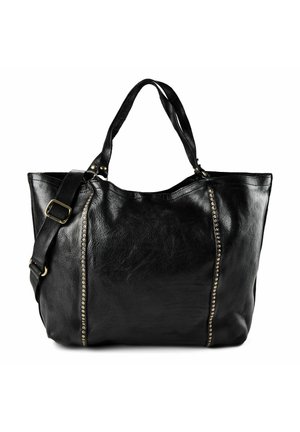 Bolso tote de cuero negro con dos asas, correa de hombro desmontable y filas verticales de pequeñas tachuelas metálicas a lo largo de los lados delanteros.