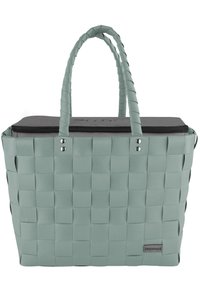 Grüne geflochtene Tragetasche mit zwei strukturierten Griffen, einem soliden schwarzen Reißverschluss oben und metallischen Akzenten für Langlebigkeit. Verfügt über ein Rautenmuster.