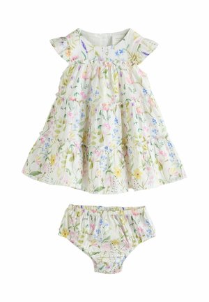 Floralt sæt med kortærmet kjole med flæser, lagdelt design og matchende bloomers. Farverne inkluderer pastelrosa, blå og grøn.