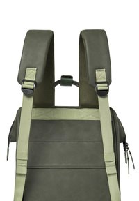 Donkergroene rugzak met gevoerde schouderbanden, textiele accenten en verstelbare webbing voor ondersteuning. Vloeiende textuur met minimale hardware.