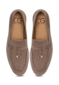 Grijze leren loafers met ronde neus, decoratieve band en gouden hardware accenten. Gladde textuur met zichtbare stikdetails.