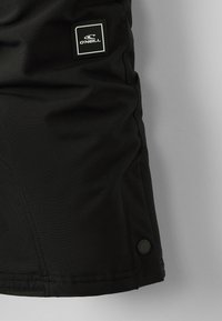Svarta surfshorts tillverkade av mjukt tyg, med en liten O'Neill-logotyp på lappen och en knappdetalj vid sömmen på sidan. Kompakt design.
