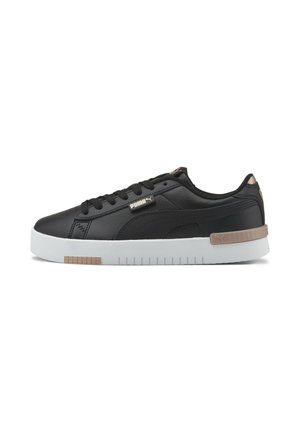 Czarne niskie buty sportowe Puma z białą podeszwą, czarnymi sznurówkami i brązowymi akcentami na podeszwie i zawieszce na pięcie, widoczne logo z boku.